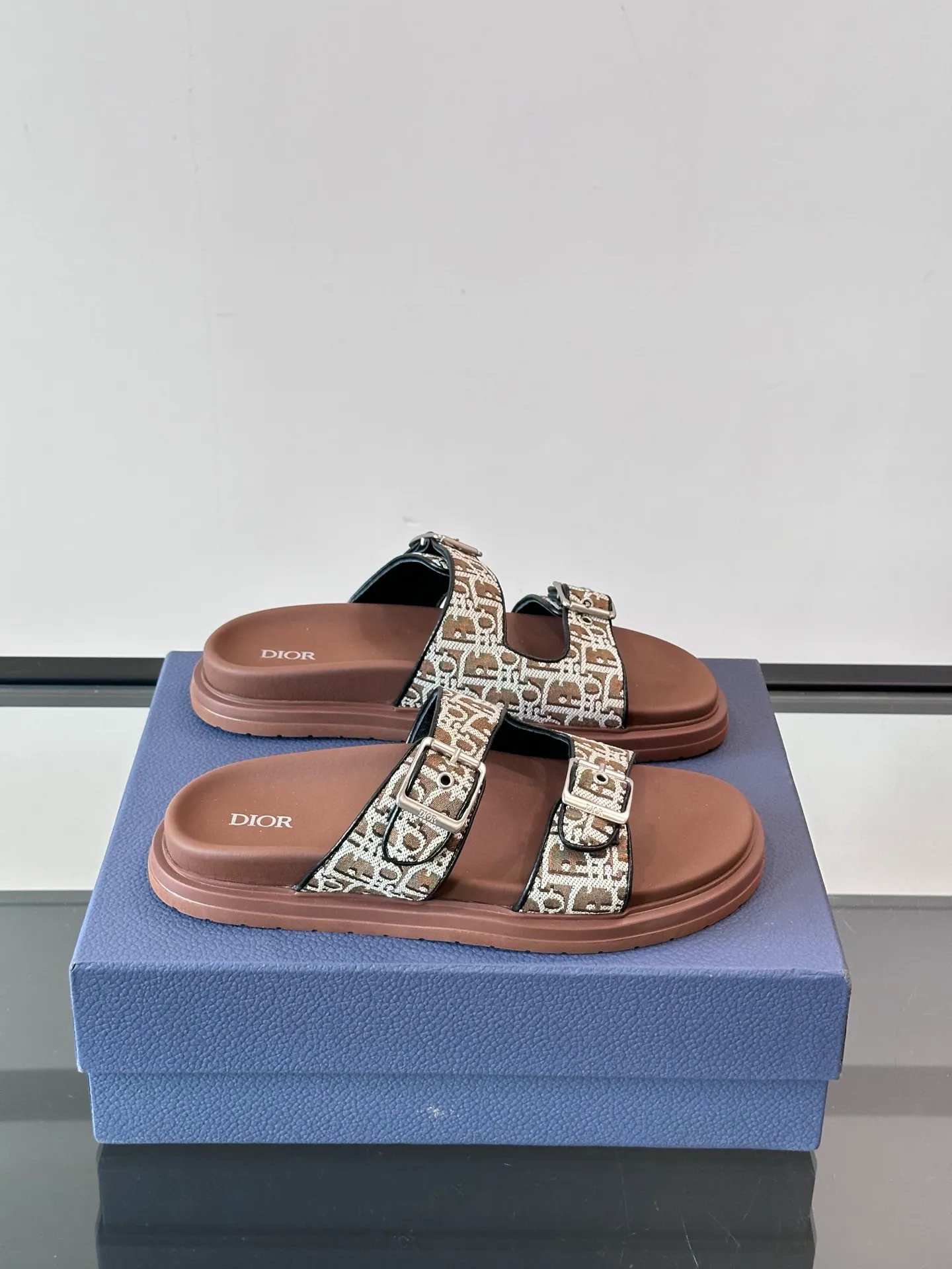 Factory price: 300💰Dior Aqua men's sandals and slippers. Showcasing Dior haute couture design. The Dior gray suede strap is accented with an aluminum Dior buckle for added style. Paired with a comfortable tonal notch sole, they pair easily with shorts or jeans for a sophisticated look. Main body: suede cow leather, technical fabric lining: cow leather, with adjustable straps, aluminum Dior buckle, Dior gray EVA insole, tonal notch rubber outsole splicing structure👌👌 size: 38-44 (45.46 customized)